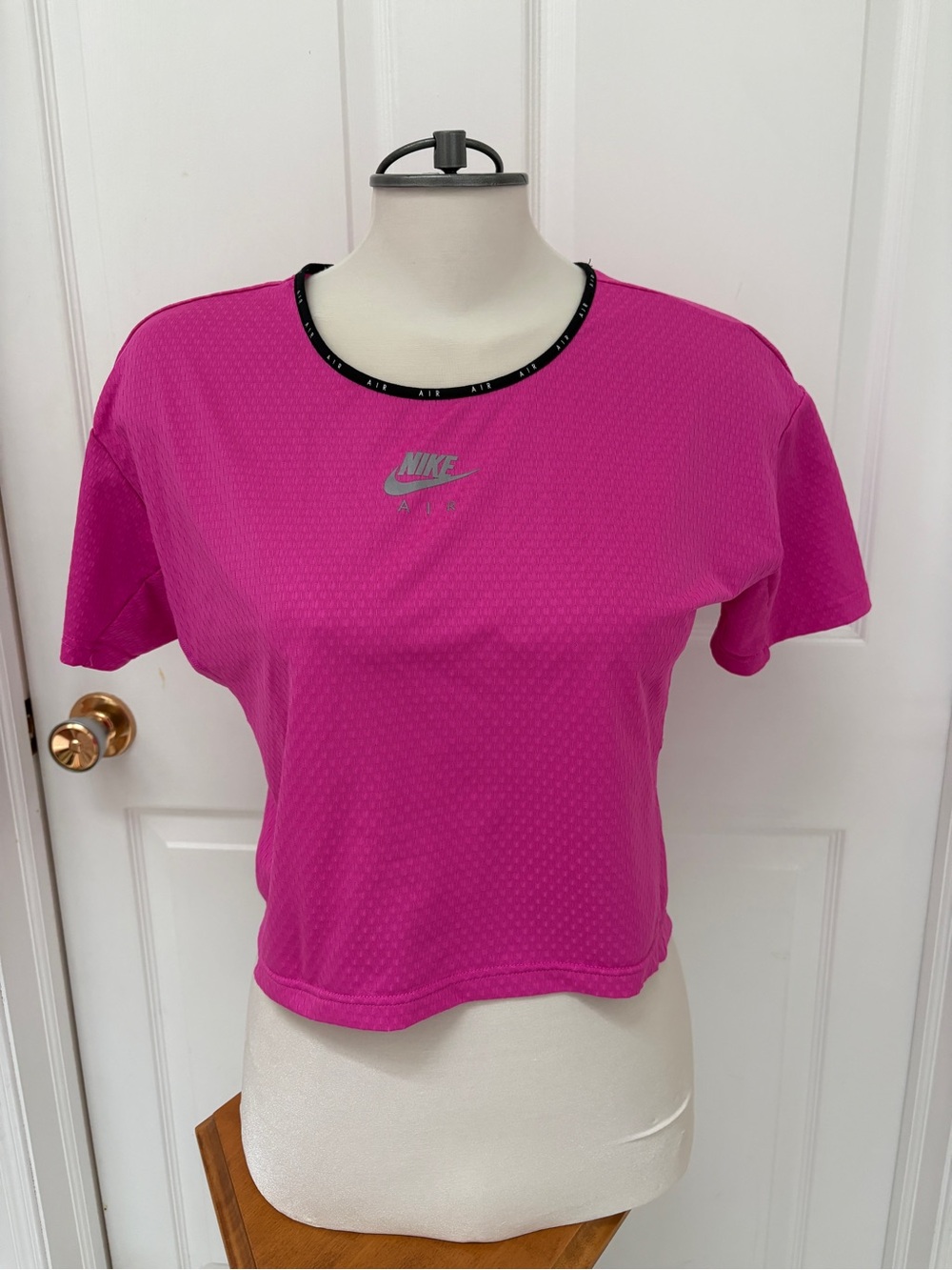 Nike Air Fuchsia Short Sleeve Cropped Performance Tee ladies small